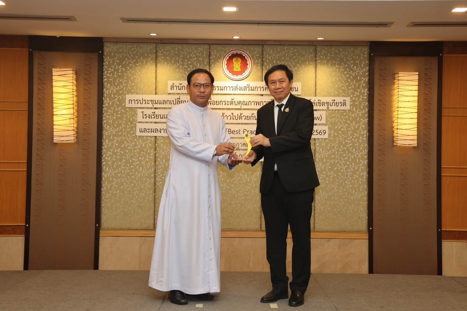 รับมอบโล่เชิดชูเกียรติ “โรงเรียนเอกชนแบ่งปันด้วยใจ ก้าวไปด้วยกัน (OPEC Give & Grow)”